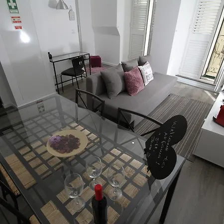 Alfama Right Point *