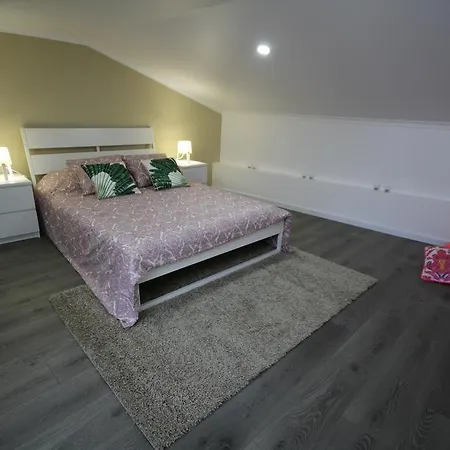 Alfama Right Point *